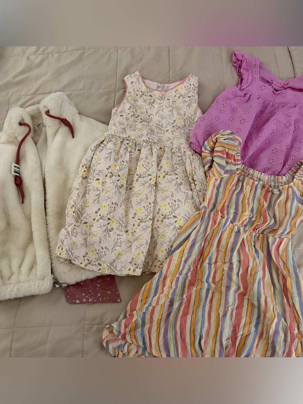 A lot of 4 pieces girls clothes size 4T